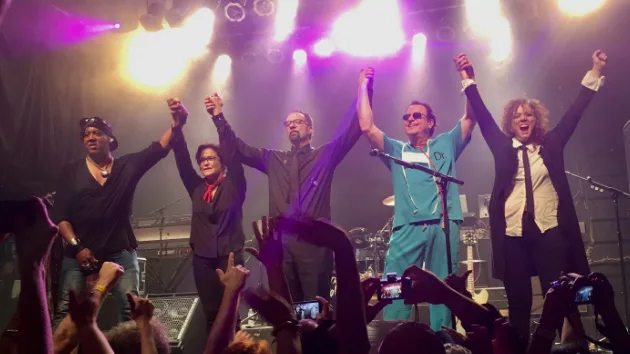 m_therevolution_110717