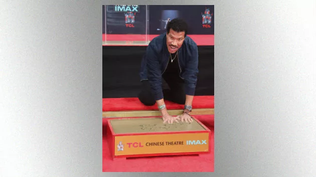 getty_lionelrichiehandprint_030818