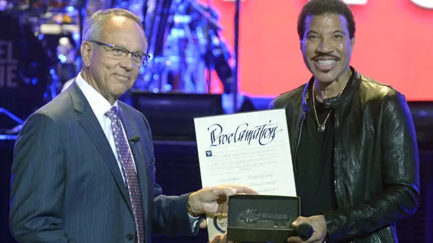 m_lionelrichievegaskey_0815