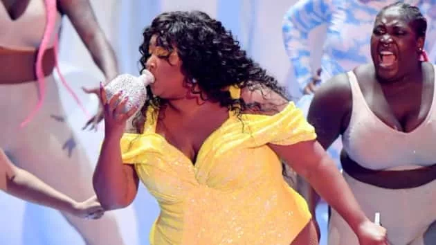 getty_lizzovmasbottle_082719