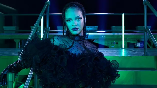 m_rihanna_100120-2