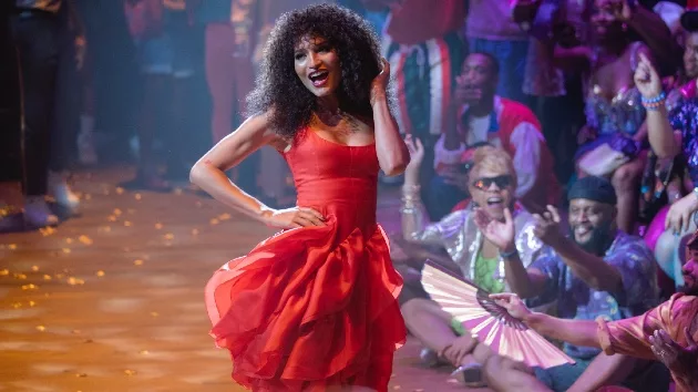 e_poseindyamoore_120920