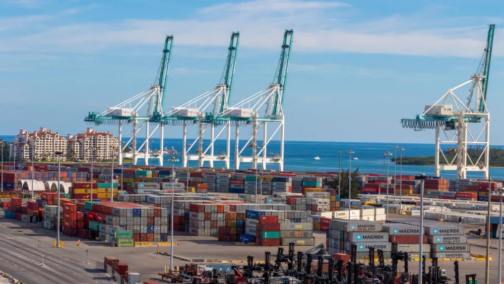 miami-florida-usa-desember-24-2017-cargo-container-ship-entering-port-of-miami-2