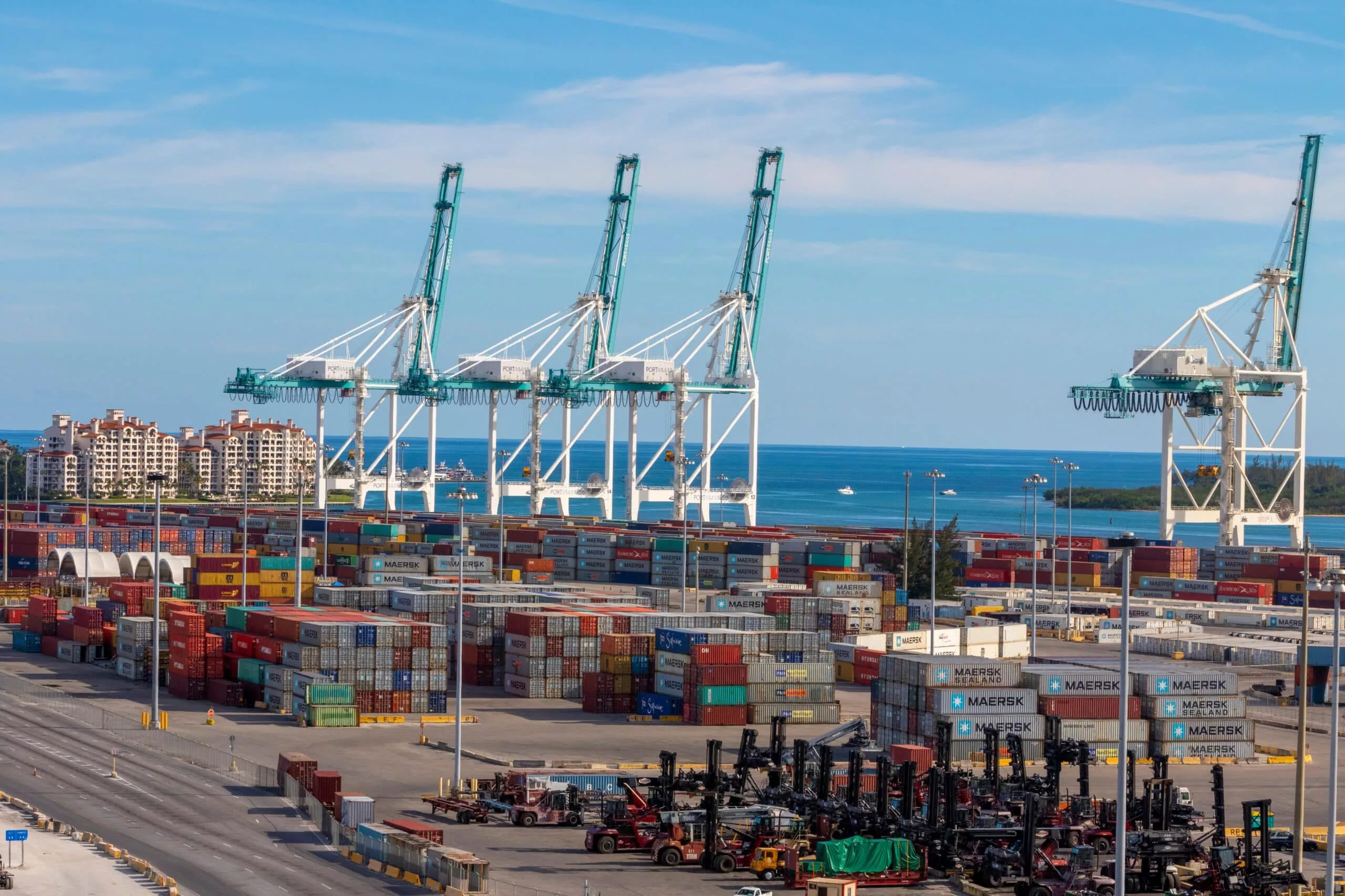 miami-florida-usa-desember-24-2017-cargo-container-ship-entering-port-of-miami-2