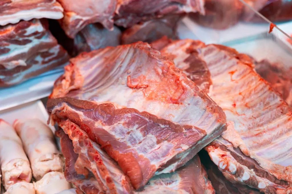 fresh-raw-pork-ribs-offered-for-sale-in-showcase-8