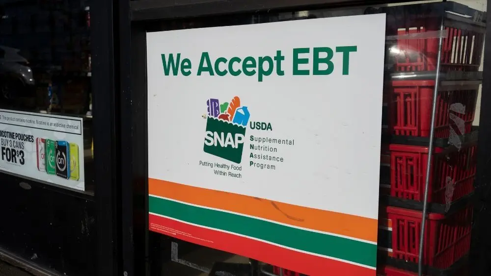 Oregon City^ OR^ USA - Mar 10^ 2022: "We Accept EBT" sign is seen at the entrance to a 7-Eleven store in Oregon City. The Supplemental Nutrition Assistance Program (SNAP) is a federal program.