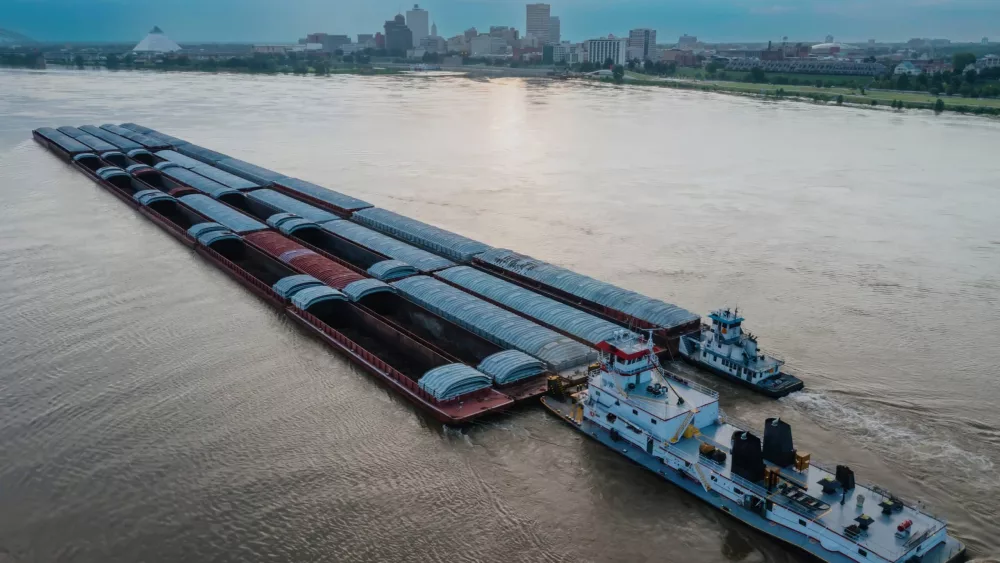 barge-shipping-raw-industrial-materials-on-the-mississippi-river-memphis-tennessee-united-states-3