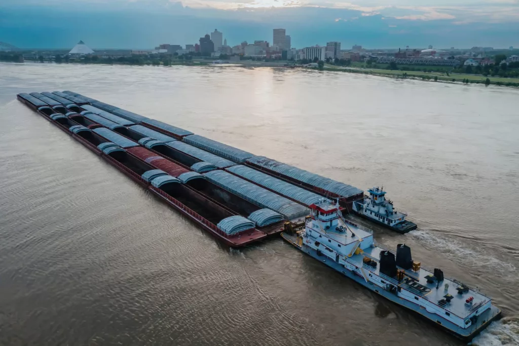 barge-shipping-raw-industrial-materials-on-the-mississippi-river-memphis-tennessee-united-states-3
