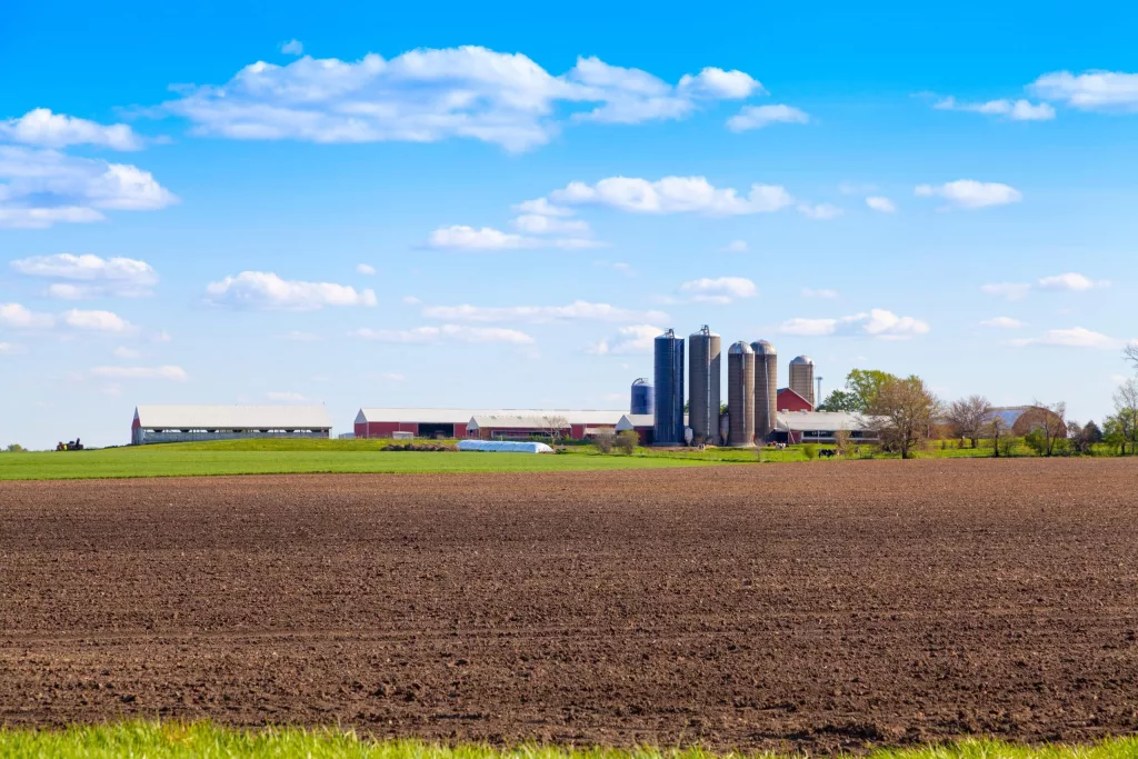 american-farmland-with-blue-cloudy-sky