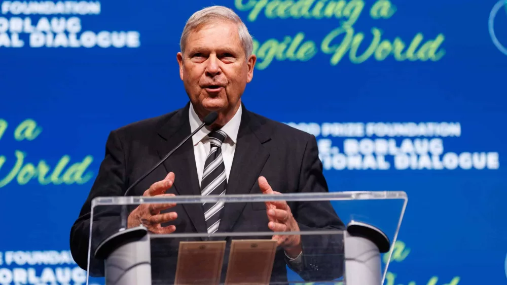 barbara-stinson-us-ag-sec-tom-vilsack-paul-schickler-during-closing-remarks