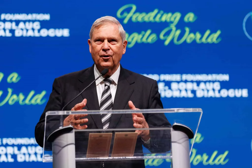 barbara-stinson-us-ag-sec-tom-vilsack-paul-schickler-during-closing-remarks