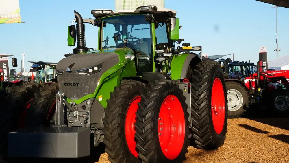 Fendt unveiled the 1000 Vario Gen4 tractor and Optimum planter at the 2025 Farm Progress Show in Decatur^ Illinois. The Gen4 tractor brings bold styling and enhanced operator comfort^ while the Optimum planter introduces stack-fold precision and terrain-flexing innovation. Together^ they represent Fendt’s commitment to power^ precision and future-ready farming.