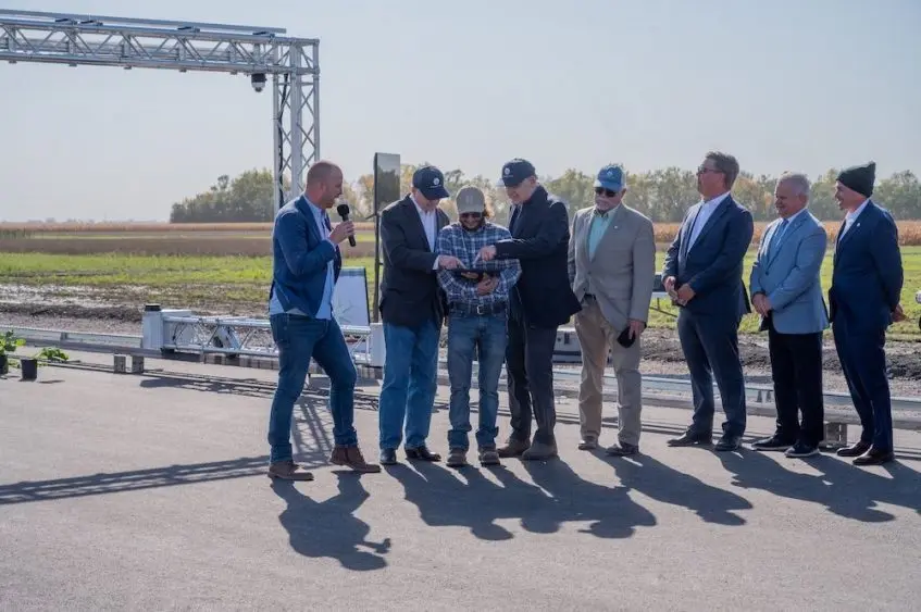 sen-hoeven-sen-boozman-press-the-button-to-operate-the-benchbot-platform-on-the-grand-farm-innovation-campus-for-the-first-time-847x563843829-1
