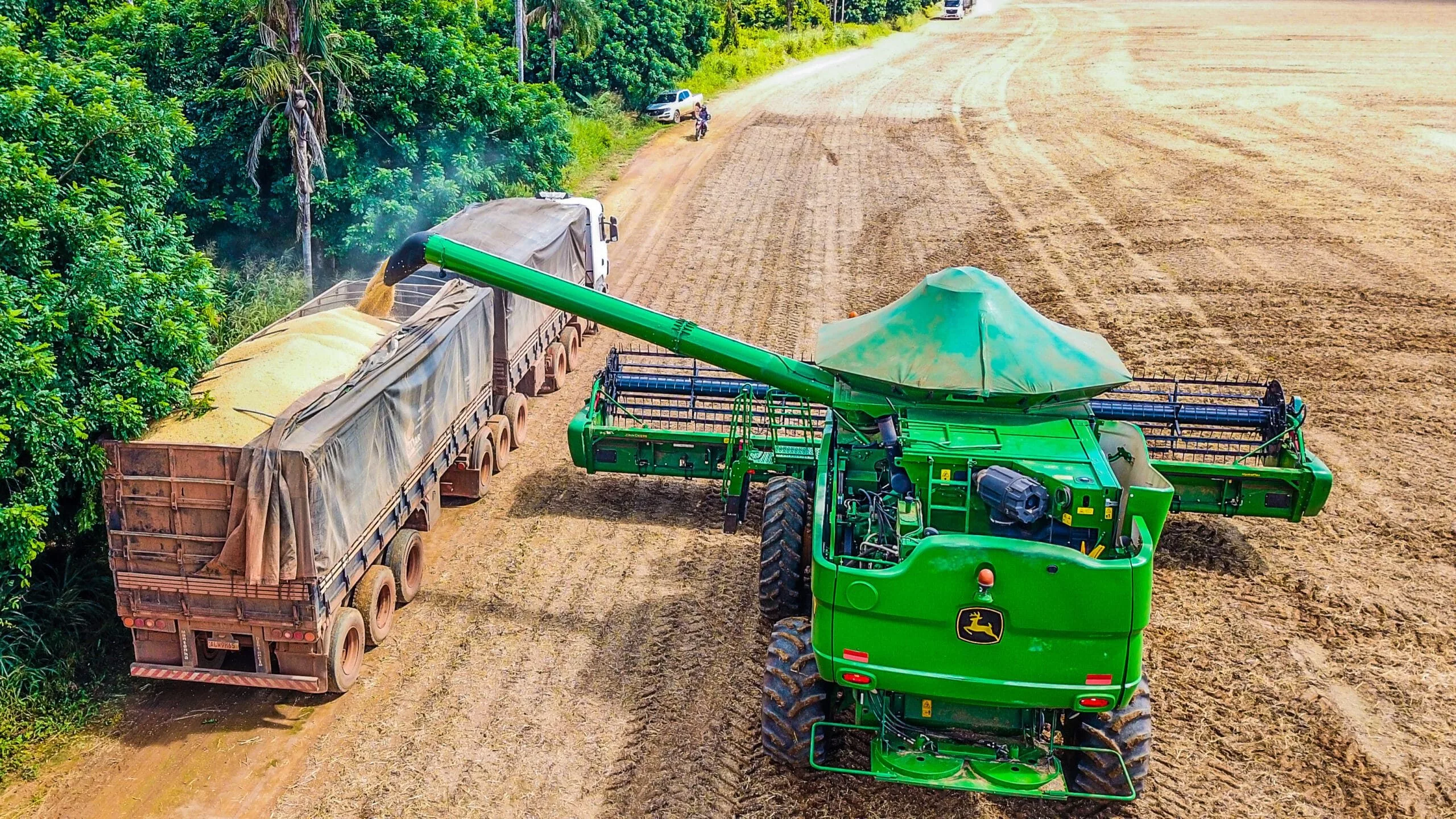 lucas-do-rio-verde-mato-grosso-brazil-january-18-2024-green-john-deere-combine-harvesting-soybean-crop-with-parked-truck-agribusiness-agriculture-lucas-do-rio-verde-mato-grosso-mt-brazil