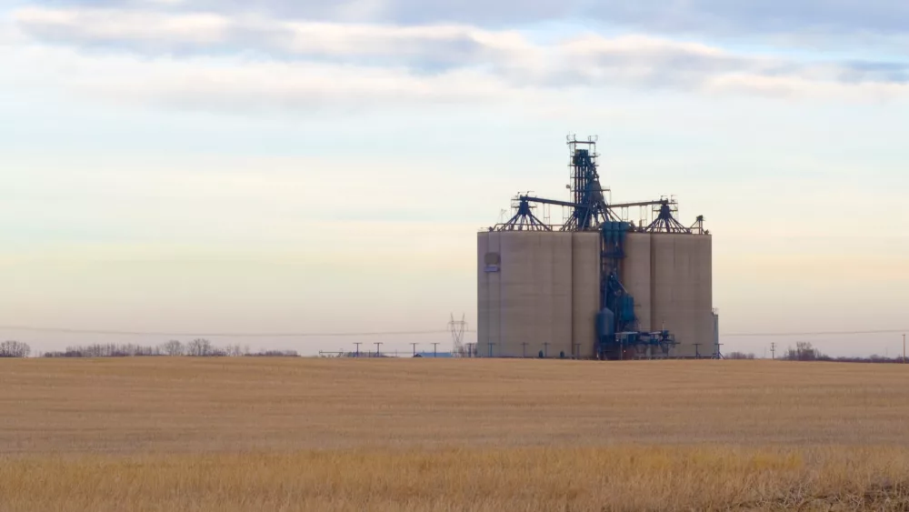 modern-grain-elevator-on-the-prarie