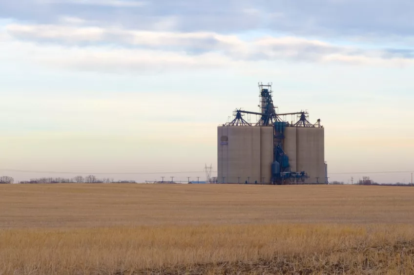 modern-grain-elevator-on-the-prarie