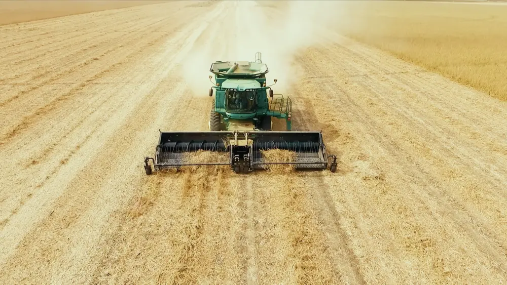 dual-bed-pickup-header-in-the-field-3