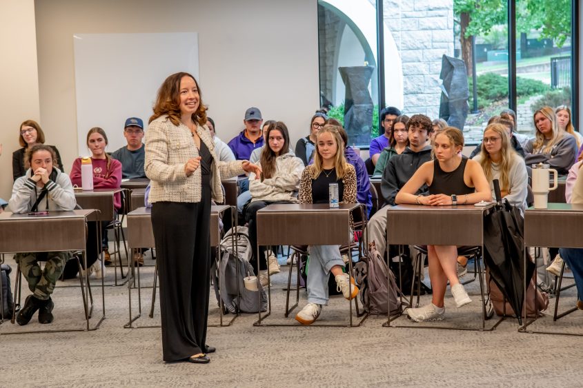Veterinarian highlights ties between human, animal and environmental health Veterinarian highlights ties between human, animal and environmental health
