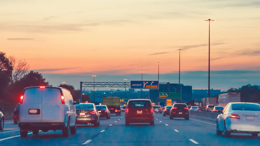 night-traffic-cars-on-highway-road-at-sunset-evening-in-busy-am