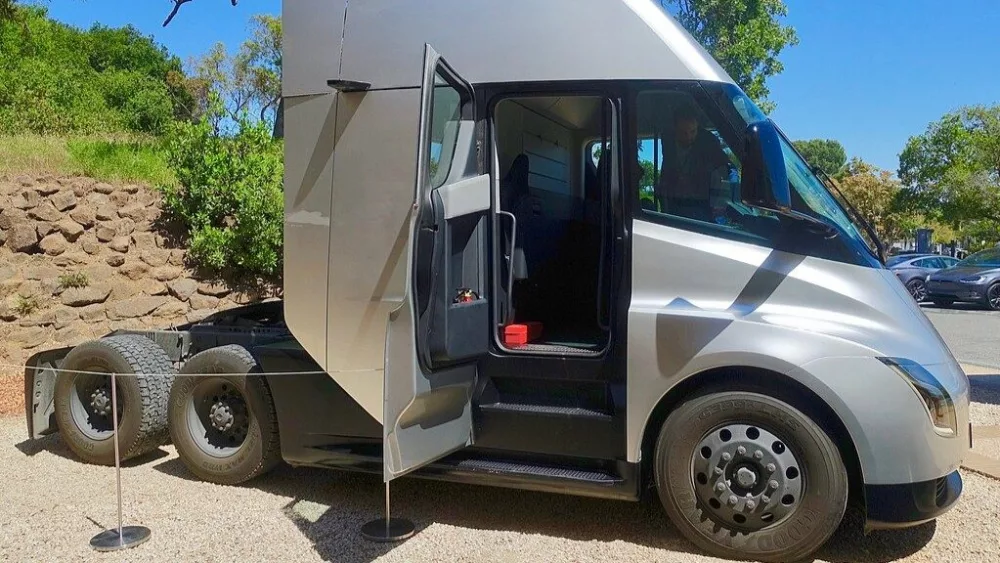 Tesla Semi Ready to Ride - Steve Jurvetson from Menlo Park, USA, CC BY 2.0 , via Wikimedia Commons