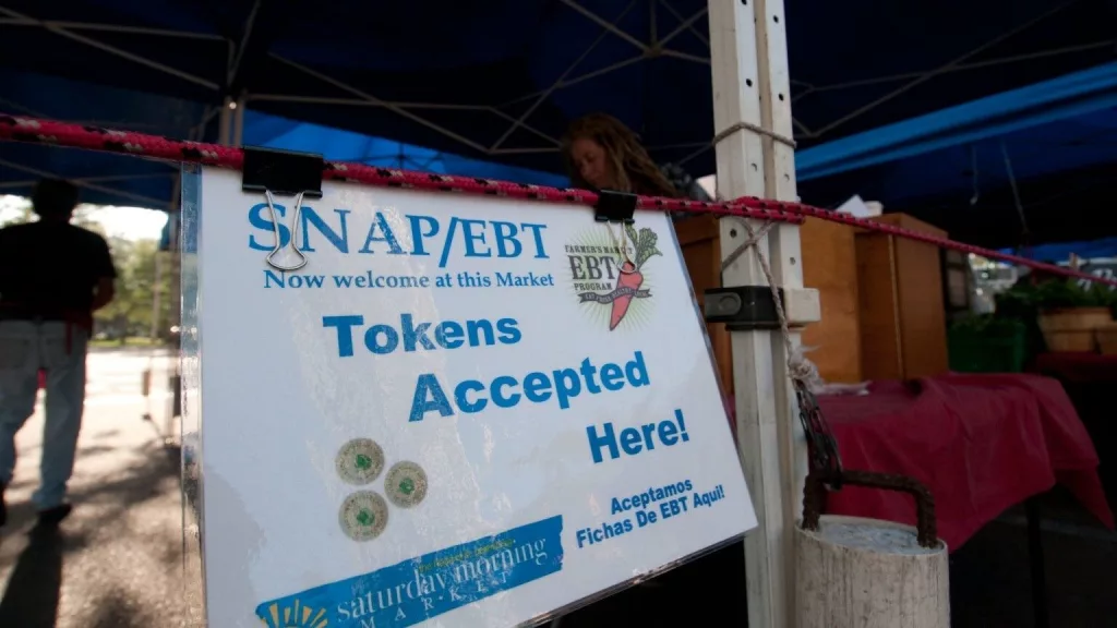 At a farm market in St. Petersburg, Florida, SNAP recipients were able to use their Electronic Benefits Transfer cards for food. (Photo by Lance Cheung/USDA).