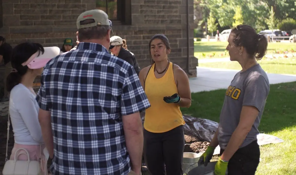 Zoe Rafter, center, speaks to curious passerby who have questions about the excavation. (Kaeden Lincoln/IdahoEdNews)