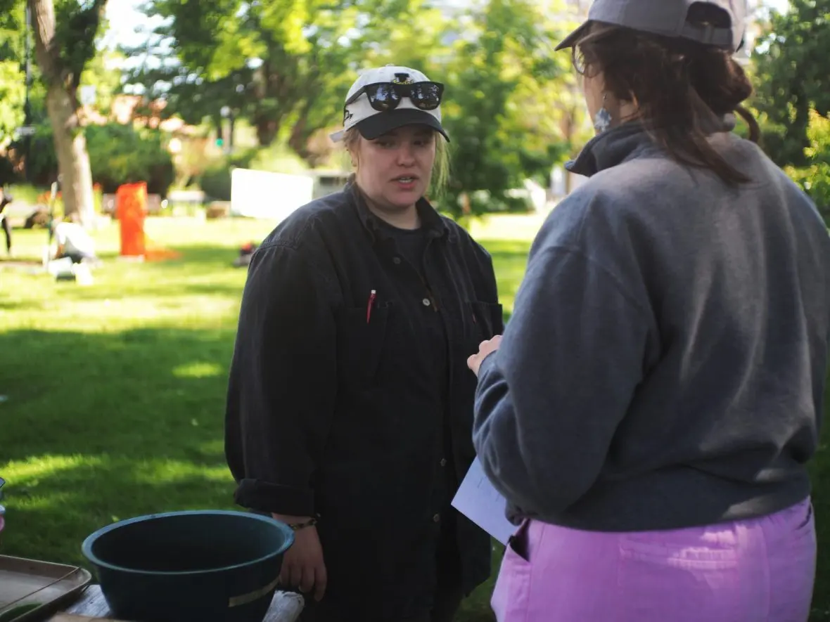 Jade Payne, left, speaks to Sophie Streiff in the field lab at the U.S. Assayer’s Office. (Kaeden Lincoln/IdahoEdNews)