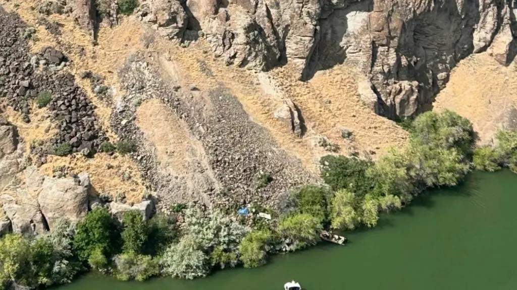 JEROME COUNTY, ID - Idaho State Police are investigating a fatal crash that occurred Sunday afternoon when a pickup truck went off the northwest viewpoint near the Perrine Bridge on U.S. Highway 93. Troopers responded to the scene around 3:30 p.m., where they found a green 1995 Ford Ranger that had fallen into the canyon after striking multiple surfaces during the descent. The driver, who was the sole occupant of the vehicle, was pronounced dead at the scene. The identity of the driver has not been released. The Jerome County Coroner’s Office has taken custody of the deceased and completing their investigation. The Jerome County Sheriff’s Office and the Twin Falls Police Department also responded to the scene. The roadway has since reopened to normal traffic. The crash remains under investigation.