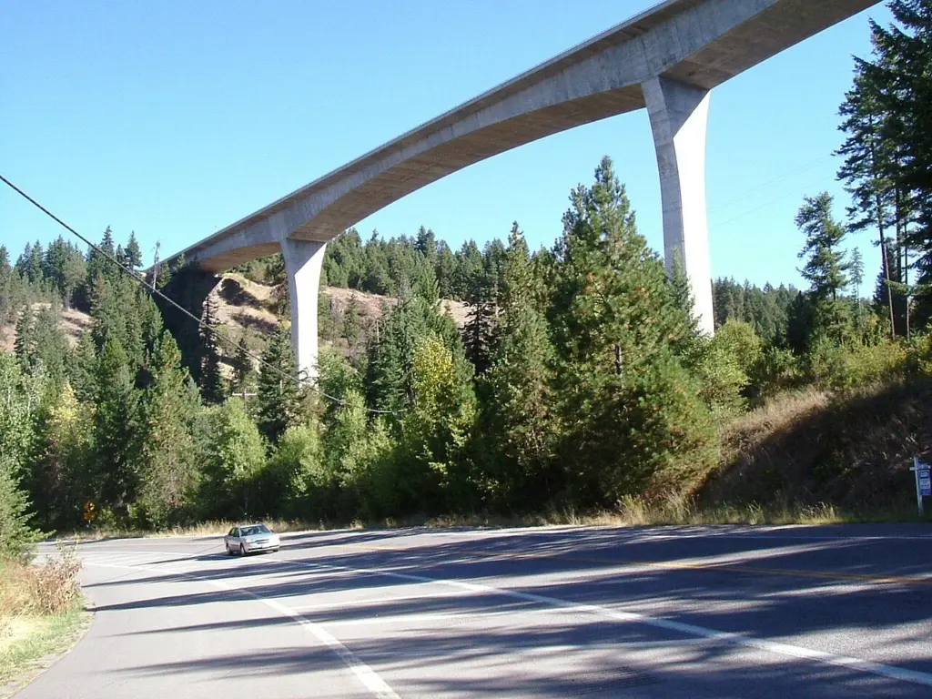 The Veterans Memorial Centennial Bridge, carrying a section of Interstate 90 near Lake Coeur d'Alene in Idaho. Robert Ashworth from Bellingham, WA., CC BY 2.0 Wikipedia