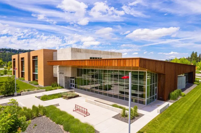 Bob and Leona DeArmond College and University Center