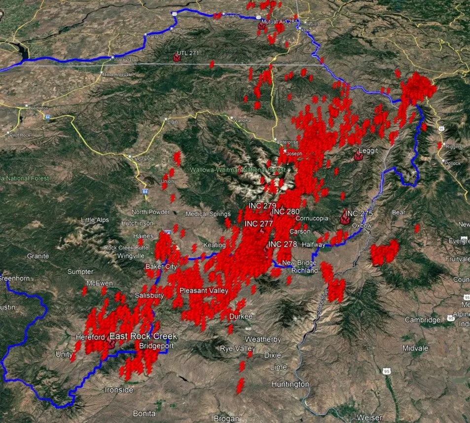 Lightning strikes (red ⚡️ symbols) from Sunday night's thunderstorm over Wallowa-Whitman National Forest. The blue boundary line is the Blue Mountain Interagency Dispatch Center's responsibility area.