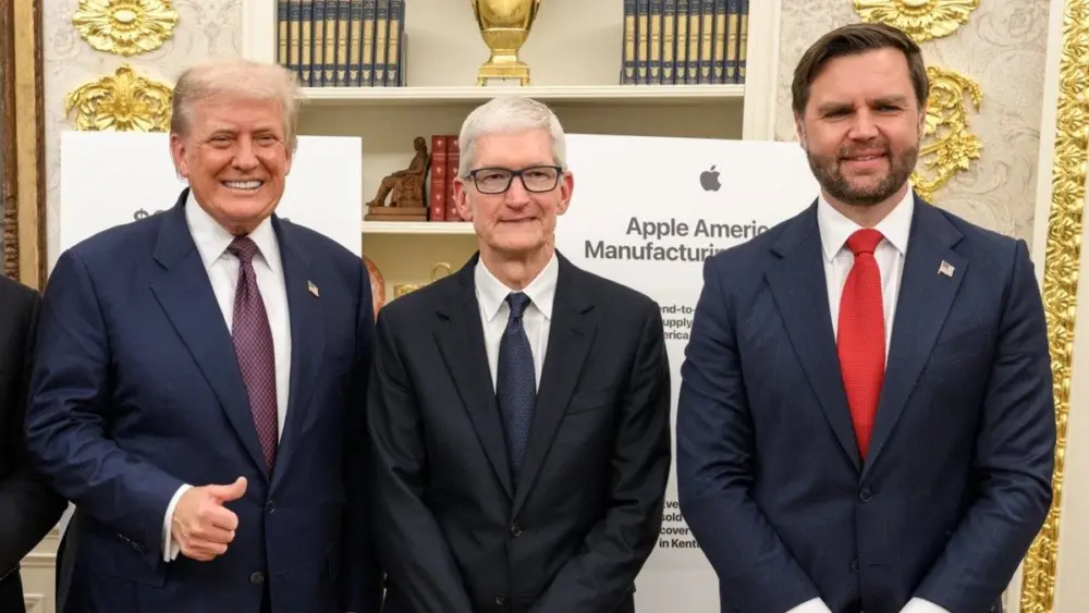 President Donald Trump delivers remarks alongside Apple CEO Tim Cook and Vice President JD Vance, announcing a $100 billion investment in the U.S., Wednesday, August 6, 2025, in the Oval Office. (Official White House Photo by Daniel Torok)