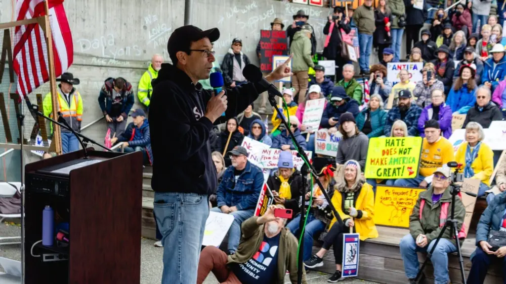 Gov. Bob Ferguson addresses a No Kings rally in Everett on Oct. 18, 2025. (Photo by Jacquelyn Jimenez Romero for Washington State Standard)