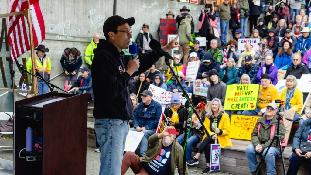 Gov. Bob Ferguson addresses a No Kings rally in Everett on Oct. 18, 2025. (Photo by Jacquelyn Jimenez Romero for Washington State Standard)