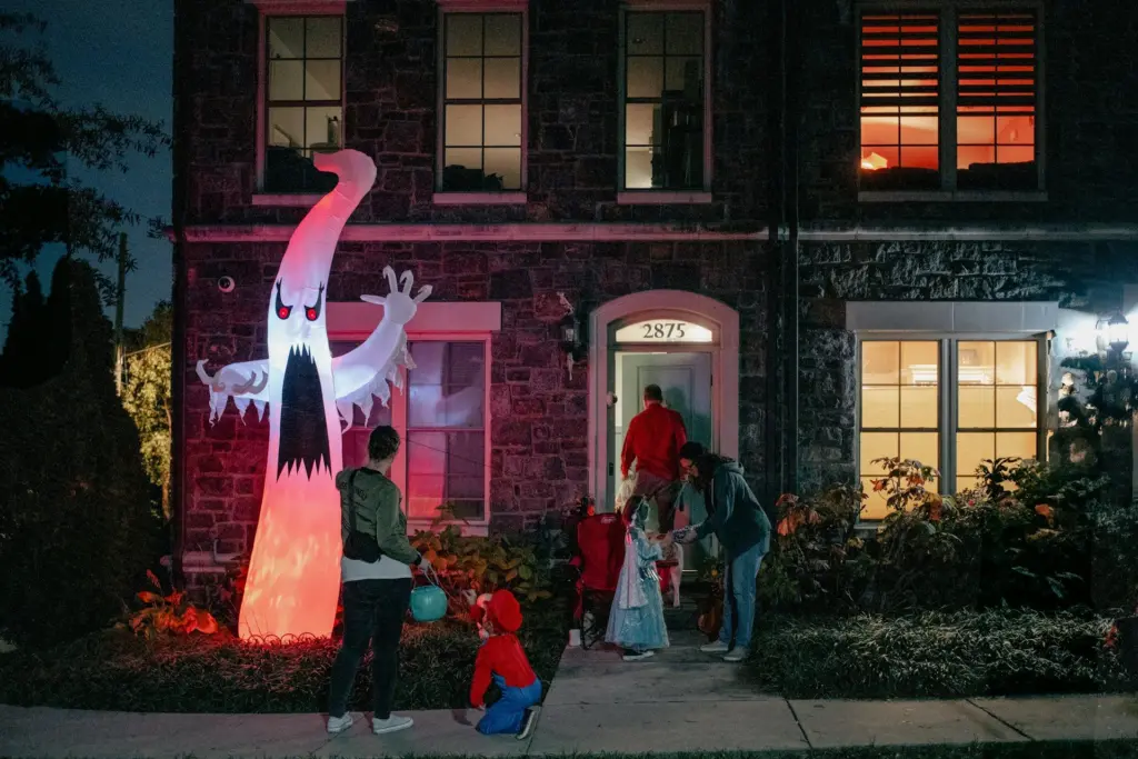 BOISE, ID — With Halloween falling on a Friday this year, AAA is reminding Idaho families to stay alert and prioritize safety as children head out to trick-or-treat. According to national data, children are more likely to be struck and killed by a vehicle on Halloween night than on any other night of the year.