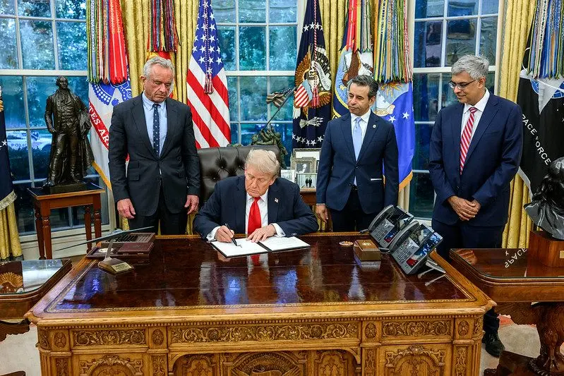 President Donald Trump signs an executive order in the Oval Office with Health and Human Services Secretary Robert F. Kennedy Jr., Sept. 9, 2025. Photo: Daniel Torok / Official White House Photo via Flickr / United States Government Work