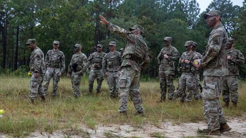 U.S. soldiers use training grenades during a field training exercise at Fort Bragg, N.C. on Sept. 29, 2025. Photo: Pfc. Alexis Fischer / U.S. Army via DVIDS / Public Domain