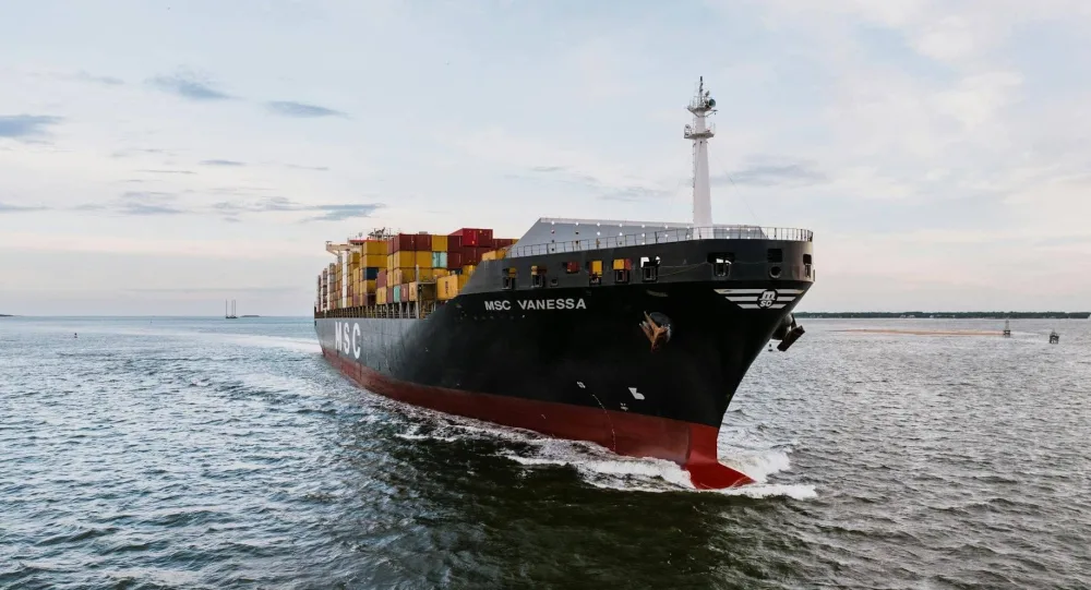 Photo by Kelly : https://www.pexels.com/photo/large-container-ship-sailing-on-water-26859634/