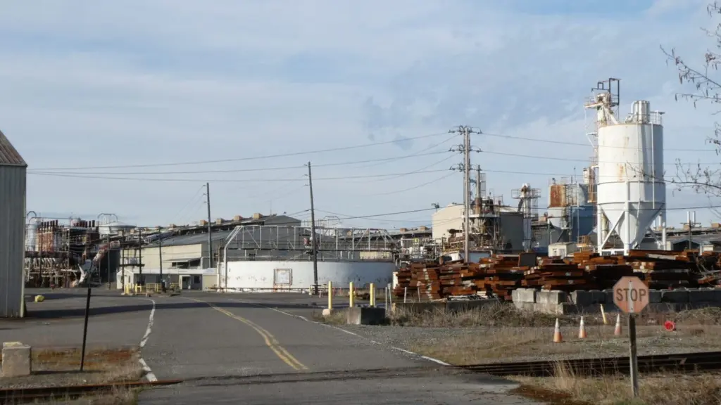 Alcoa idled the Intalco aluminum smelter near Ferndale and laid off 700 workers in 2020. A plan by a Canadian company to redevelop the sprawling site to produce green hydrogen is in a holding pattern. (Photo by Tom Banse)