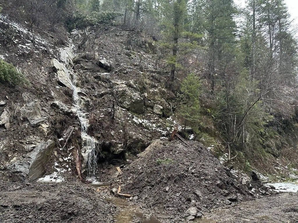 Photo credit: Nez Perce-Clearwater National Forests staff clearing blowdown and slides near Skull Creek.