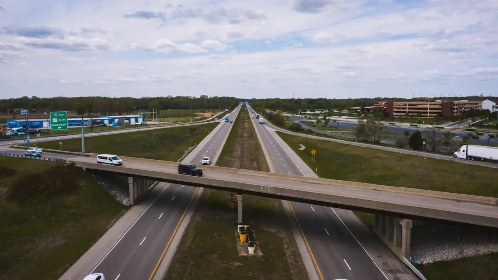 Vehicles travel along an interstate and overpass in Shelbyville, Ind., with a sign for I-74 East and I-465 South to Cincinnati. Photo: Kelly / Pexels