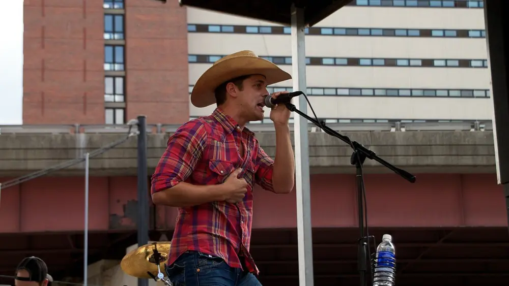 By Townsquare Media - Flickr: Dustin Lynch, CC BY 2.0, https://commons.wikimedia.org/w/index.php?curid=31299641