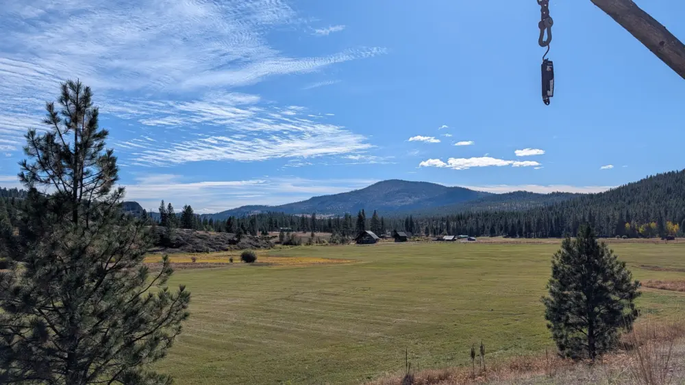 A view of southern Aeneas Valley in Okanogan County, Washington, where search crews located a missing aircraft on October 11, 2026. Photo Credit: Kevmin / Wikimedia Commons / CC BY-SA 4.0