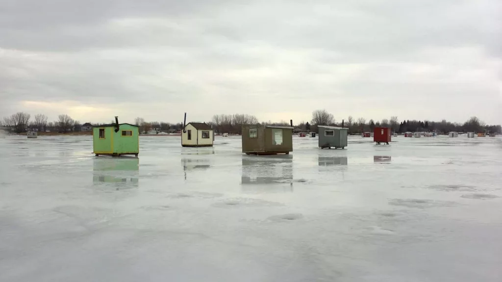 ice-fishing-huts-1011670