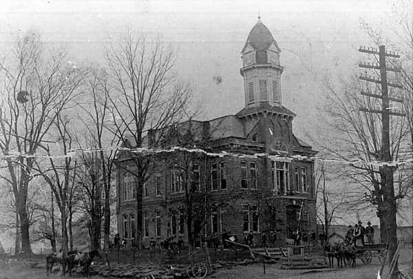 Marshall County Courthouse as it stood in 1900