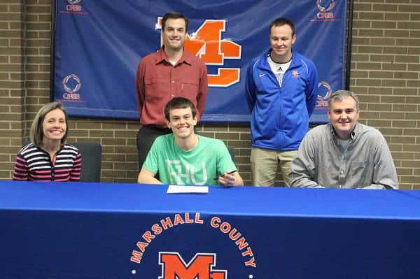 Luke at his signing, joined by his parents Linda and Jason and standing (left) Freed-Hardeman Head Coach Jason Elliott and Marshals Head Coach Andrew Pagel.