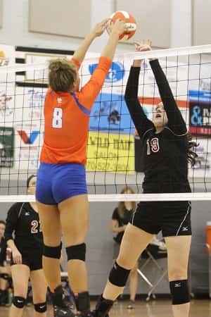 Sarah Mueller (19) attempts to block Paige Henson (8) in Thursday's 4th District rivalry game.
