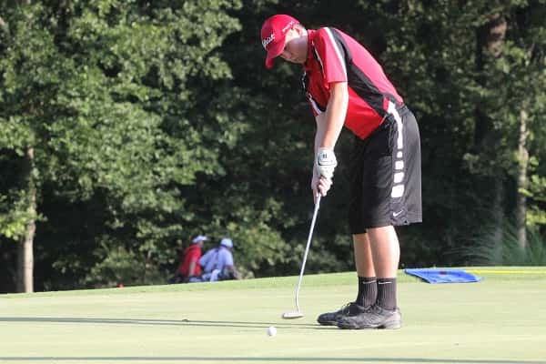 Elijah Toth putting on the 12th green at Calvert City Country Club. 