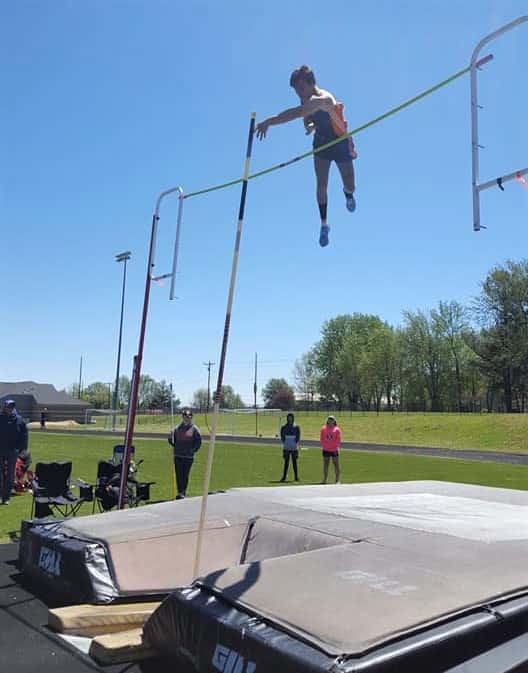 Pahl sets new MCHS pole vault record | Marshall County Daily.com