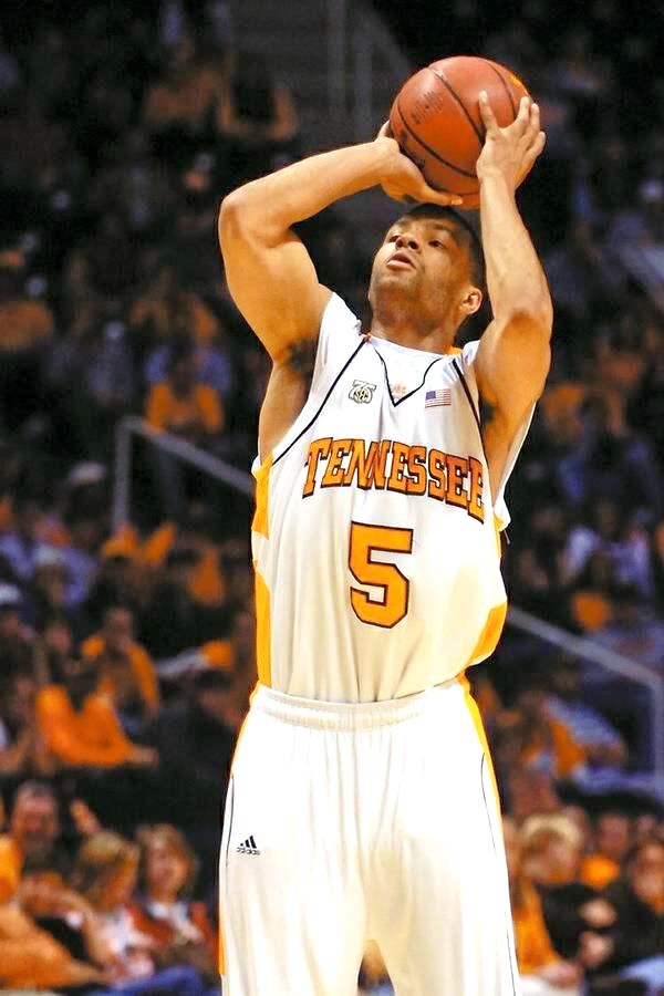 Kentucky native Chris Lofton has Tennessee jersey retired